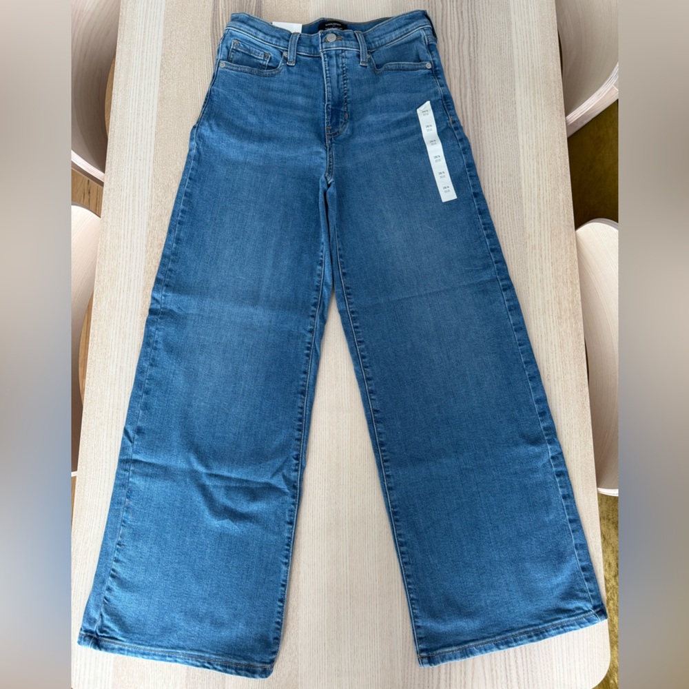 Fitted Wide-Leg Jeans